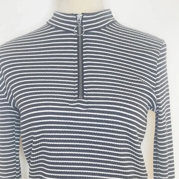 Hollister Ribbed Zip Front Long Sleeve Striped Slim Fit Top Black White Large - Picture 5 of 11